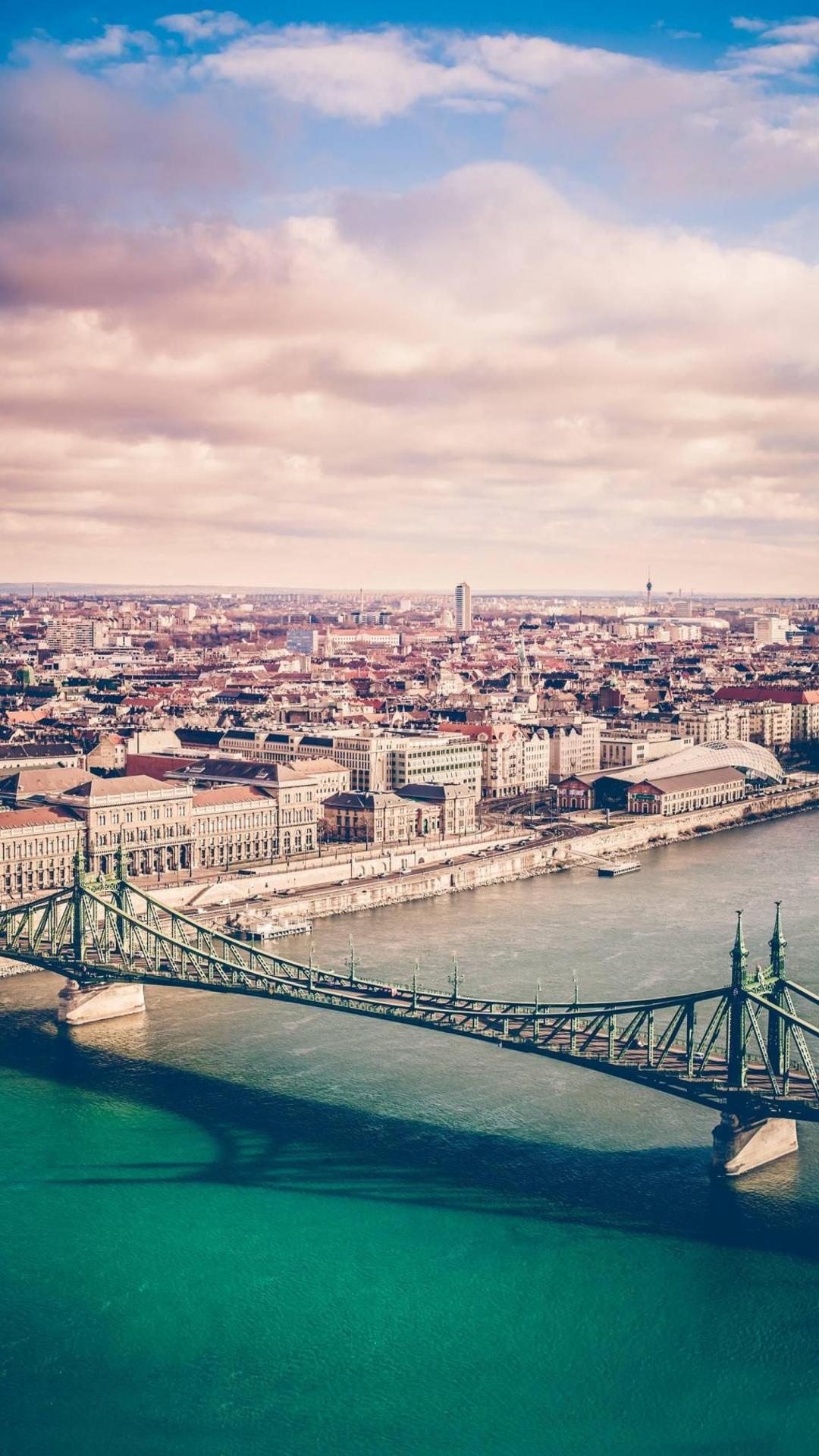高清布达佩斯——自由桥背景图