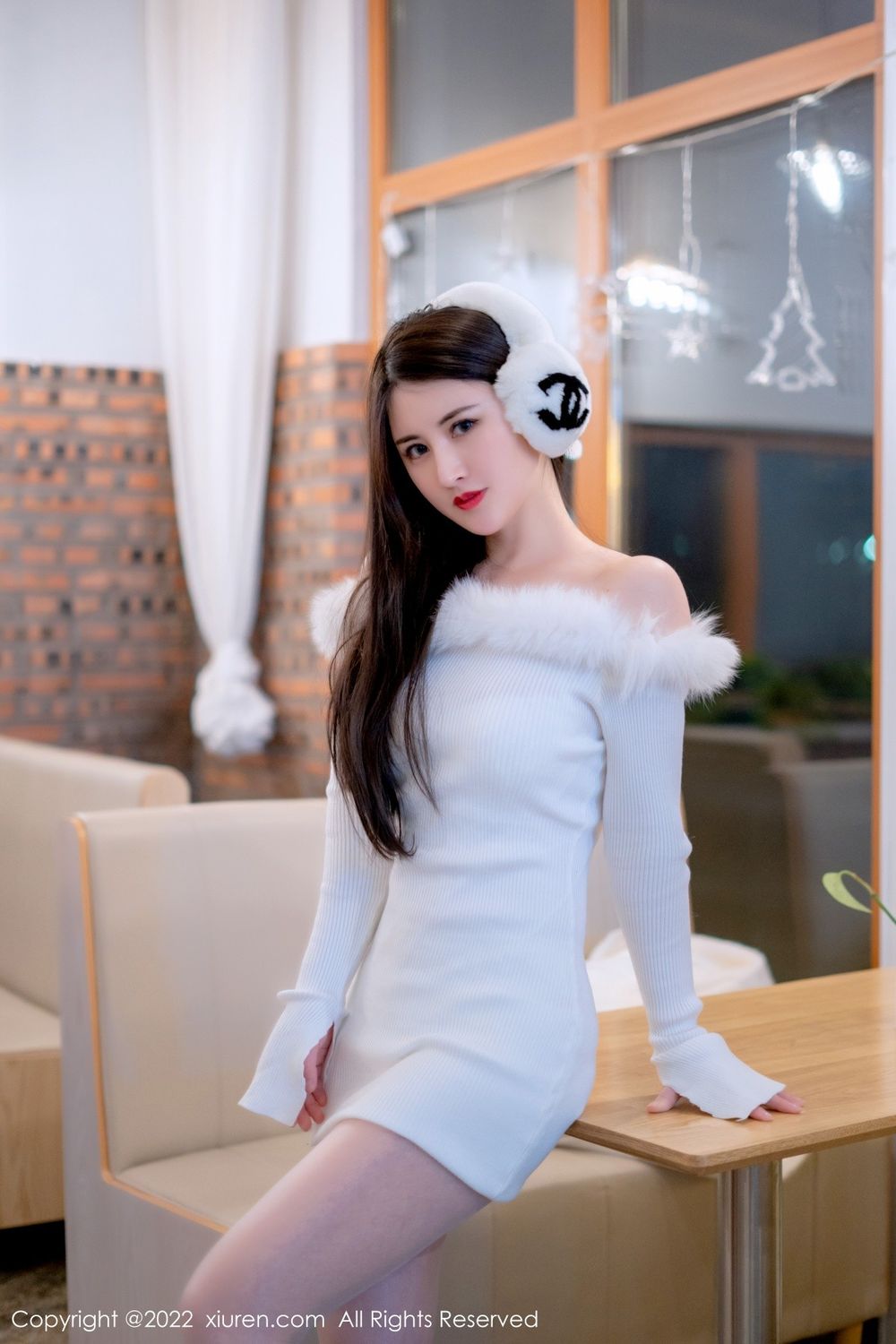 秀人网美女模特陈诗诗kiki白色毛衣外搭配丝袜系列性感写真
