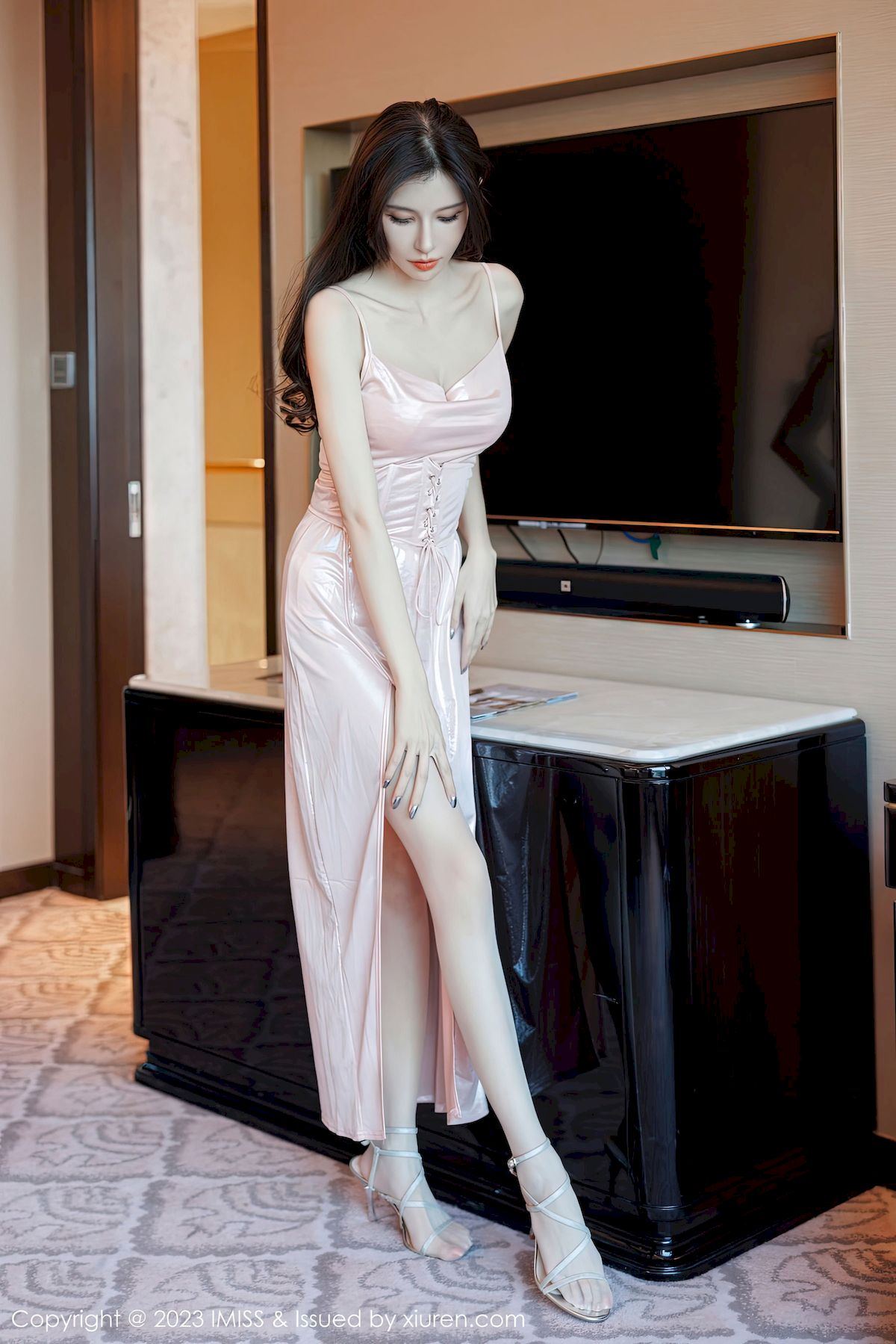 爱蜜社IMiss模特泥鳅鳅粉色吊带长裙原色丝袜性感写真