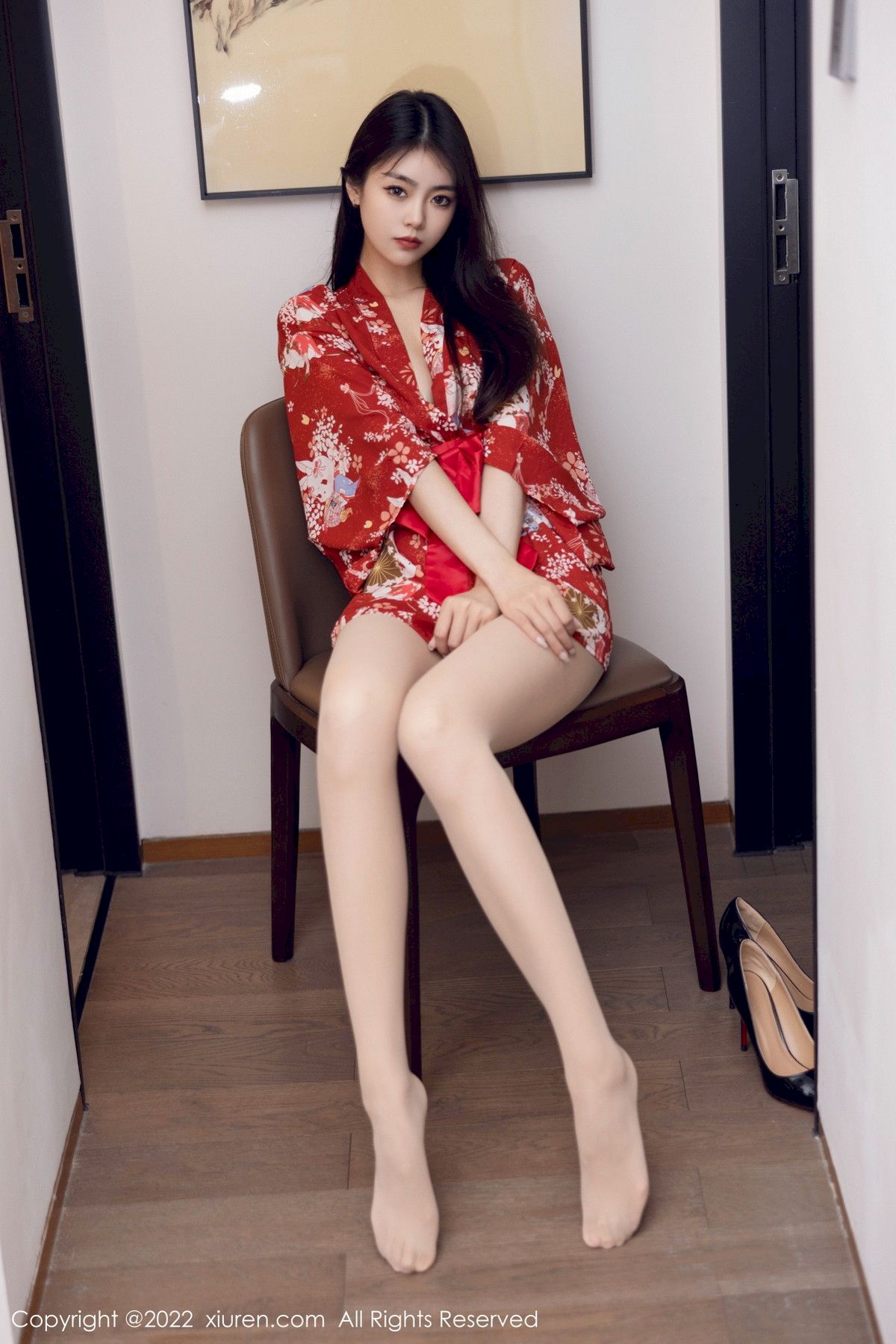 秀人网美女模特可乐Vicky红色服饰搭配原色丝袜性感写真