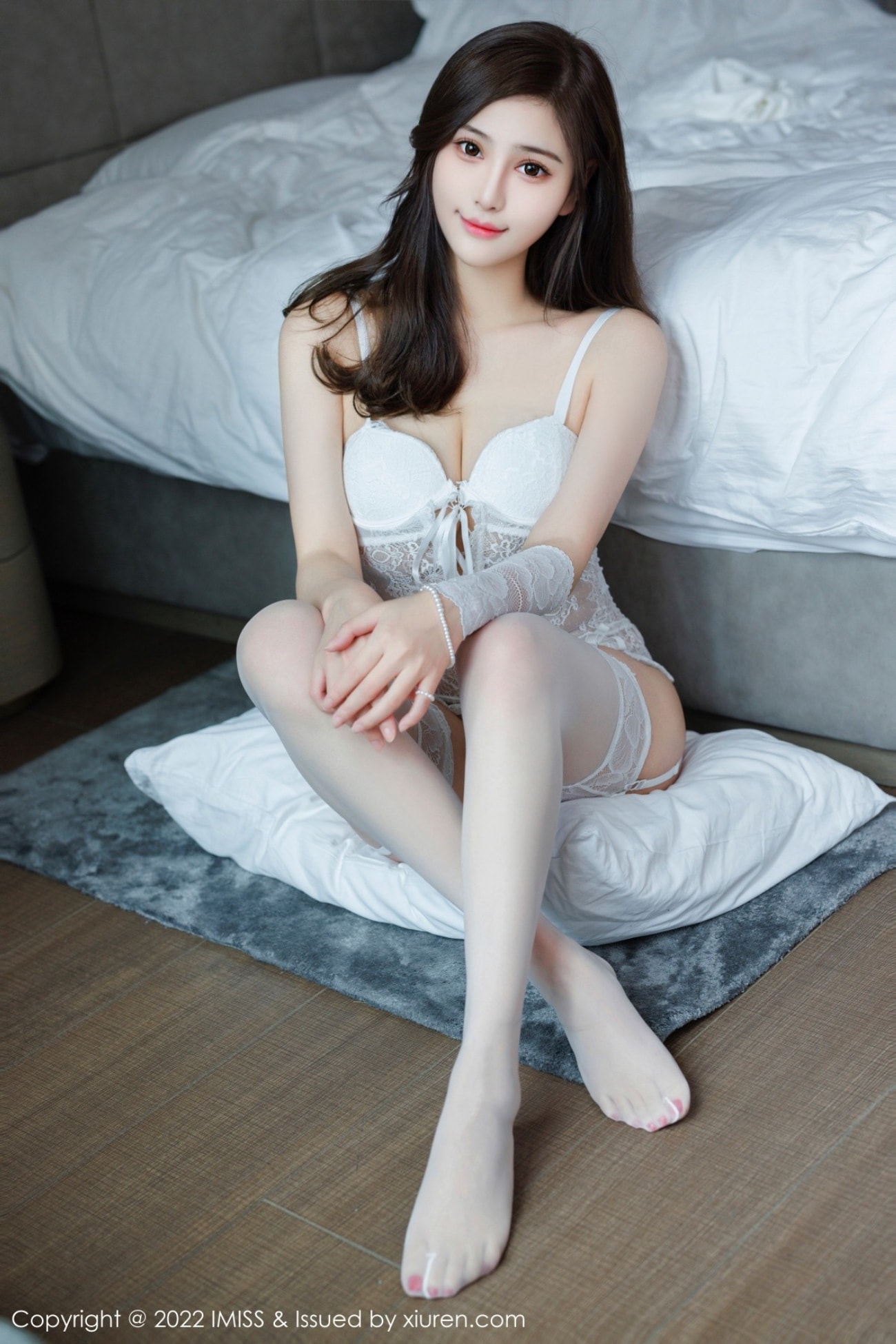爱蜜社气质女神Lavinia肉肉白色睡裙搭配白色丝袜性感写真