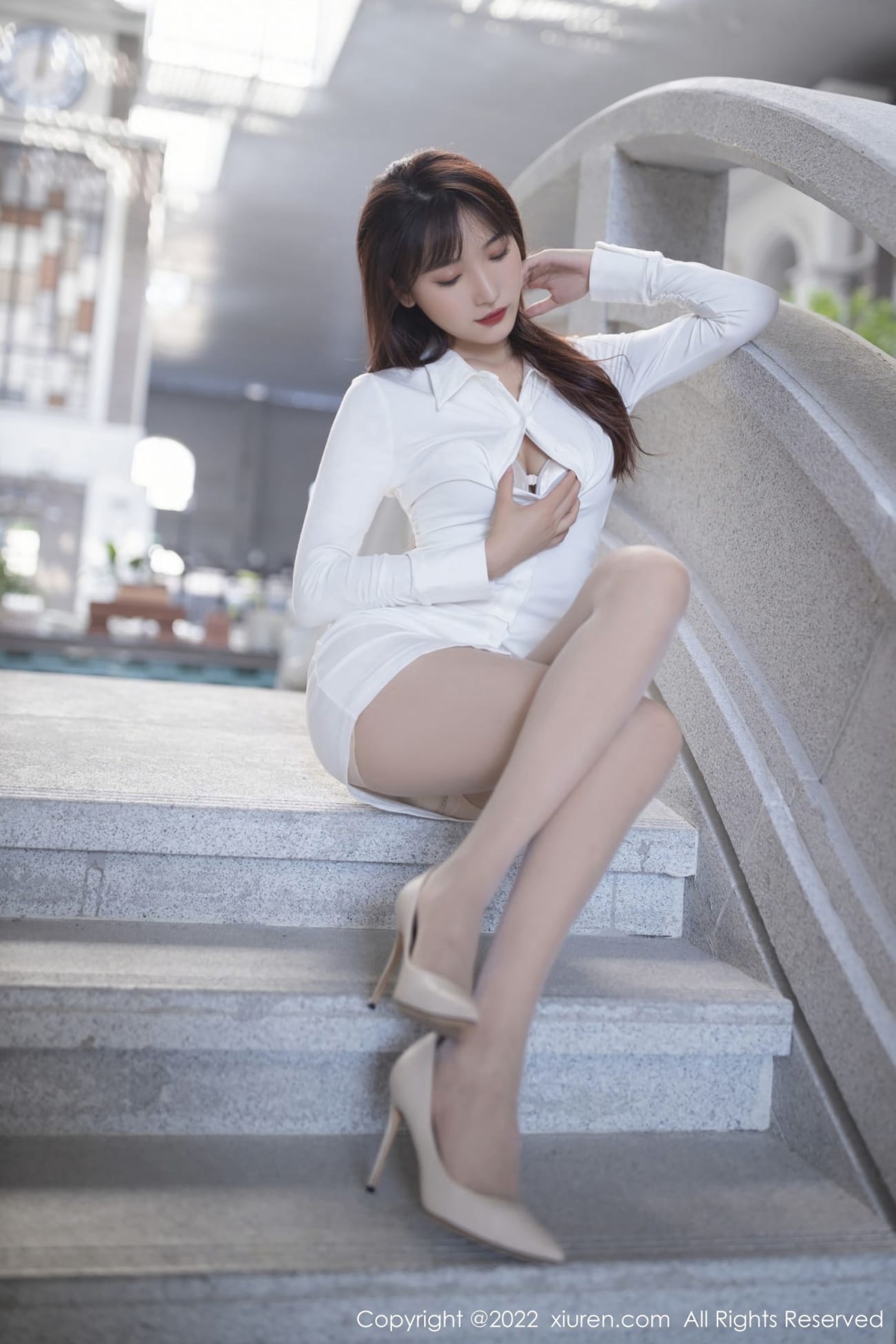 秀人网美女模特陆萱萱白色连衣短裙搭配原色丝袜性感写真