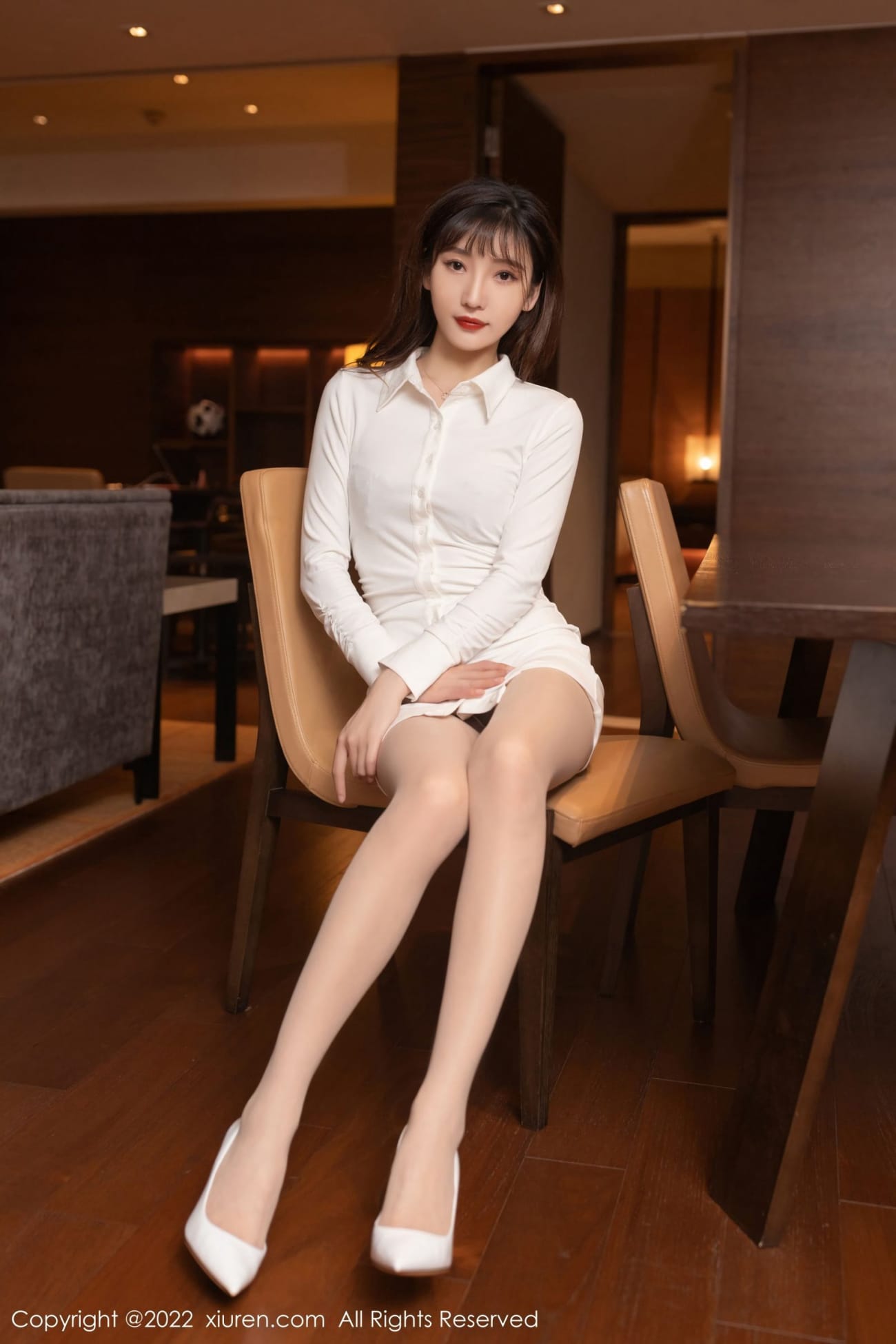 秀人网美女模特陆萱萱白色连衣短裙搭配原色丝袜性感写真