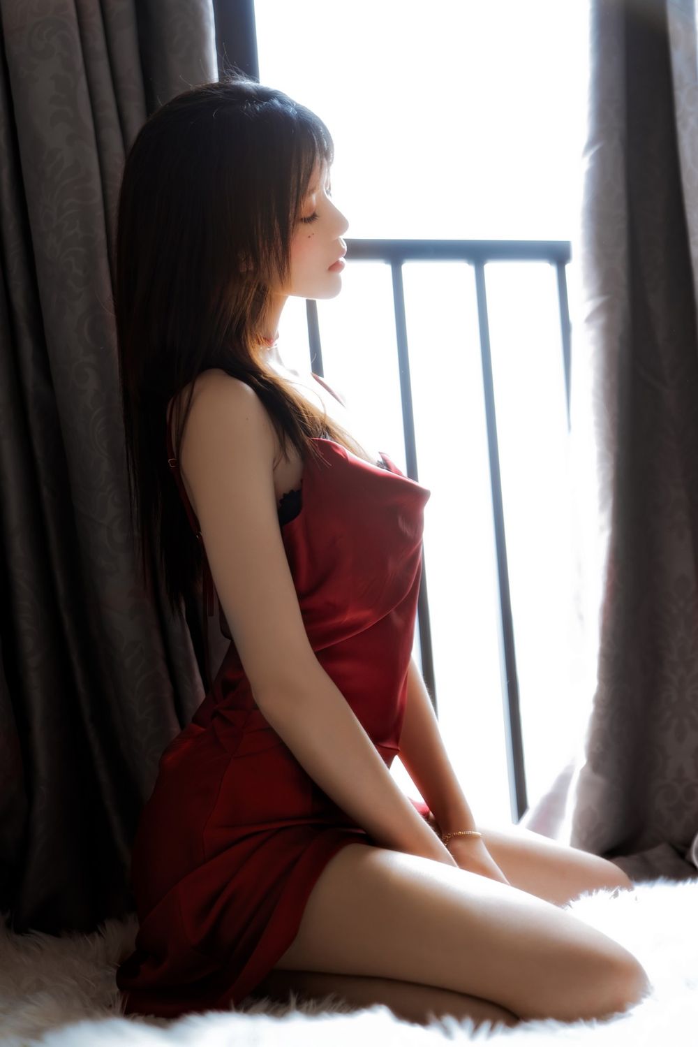 网络美女桜桃喵红色吊裙黑色蕾丝午后阳光系列私房写真