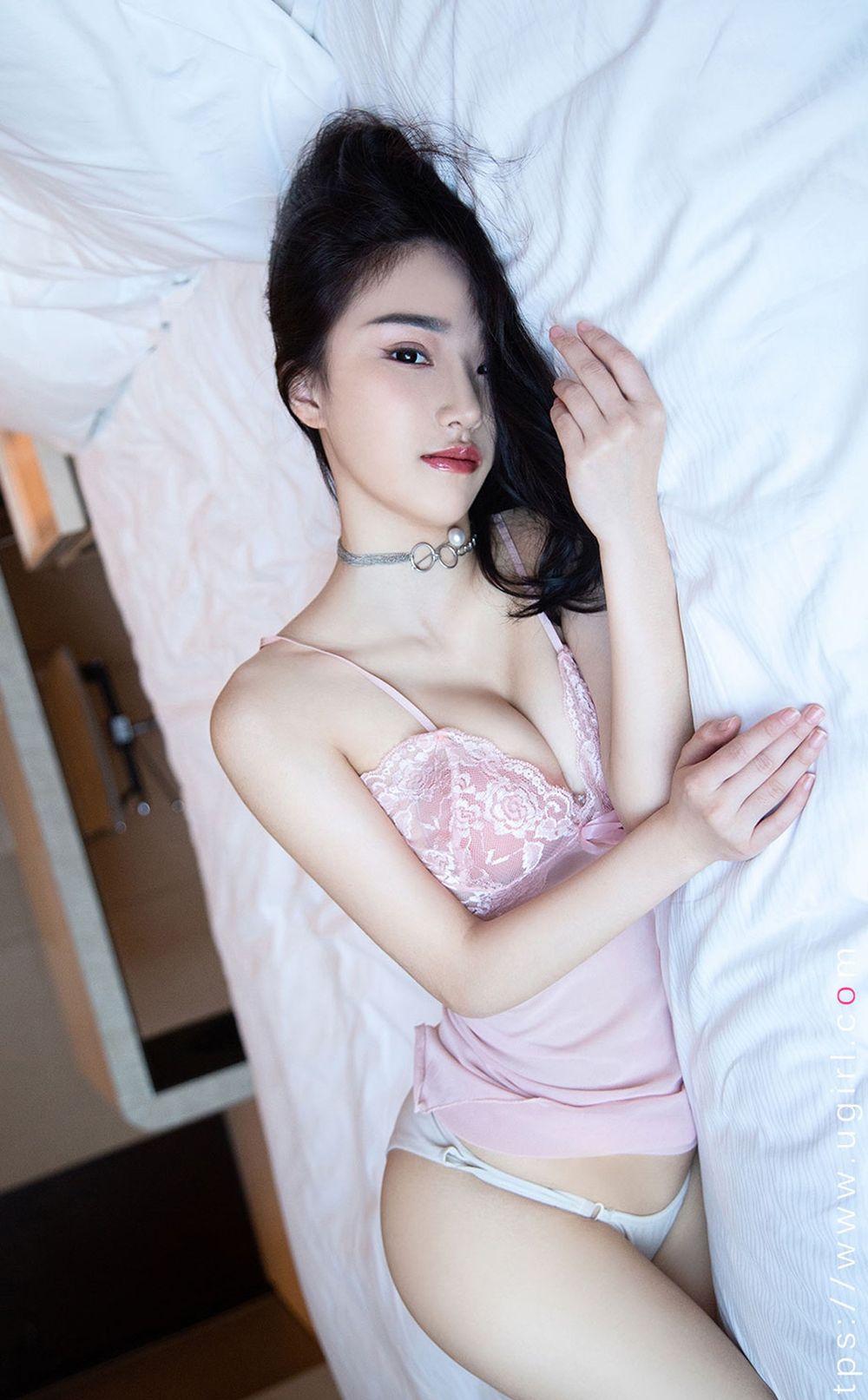 尤果网美女模特西门小玉粉色吊带睡衣修长美腿私房写真
