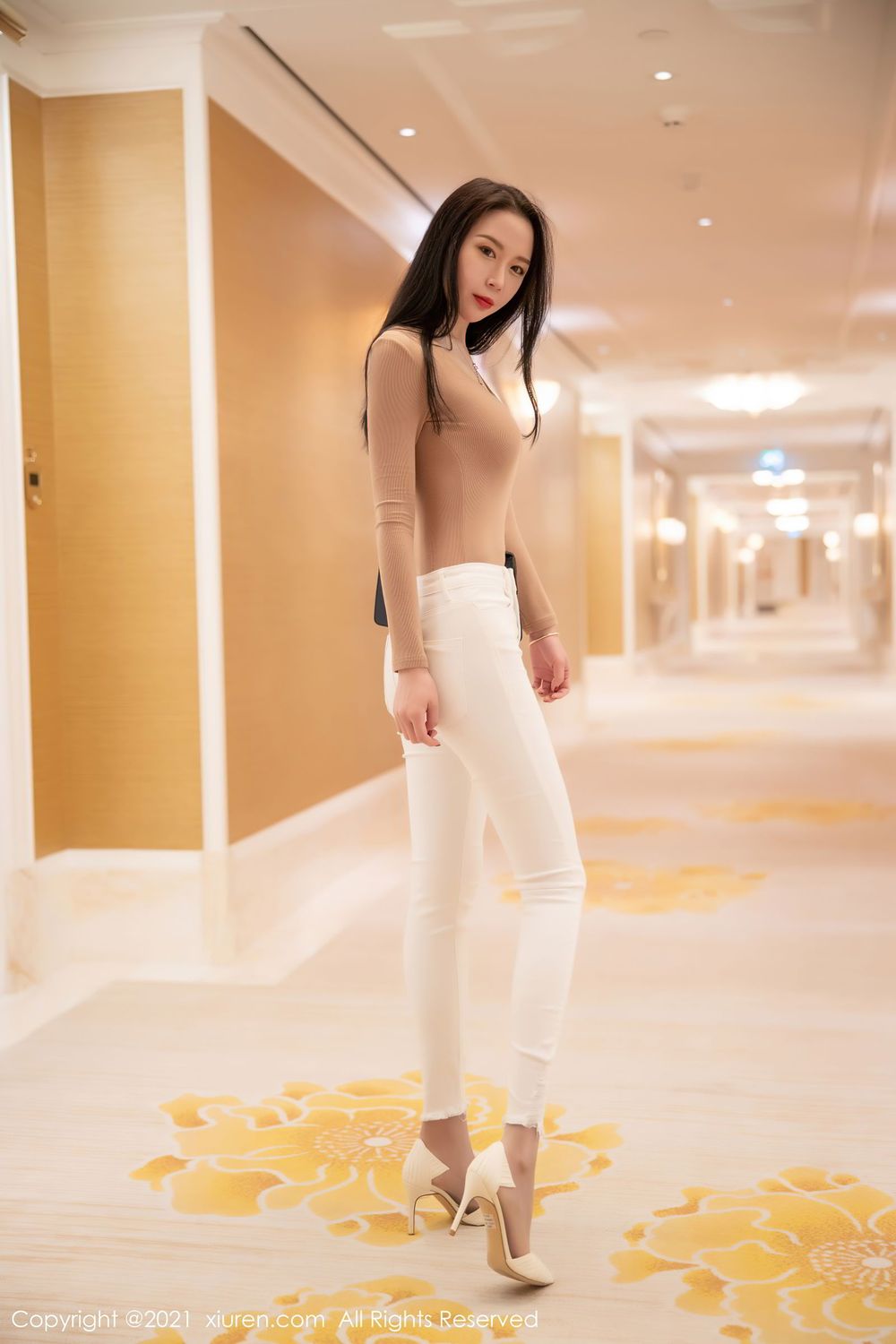 秀人网美女模特梦心玥紧身上衣与白色牛仔裤澳门心愿旅拍