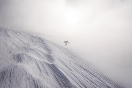 顶风滑雪