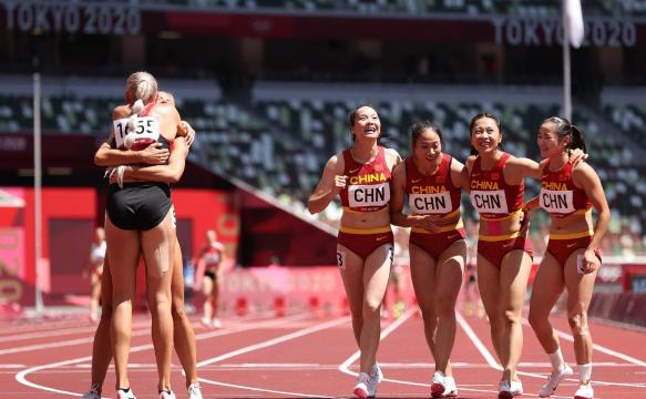 女子4X100米接力中国队晋级决赛