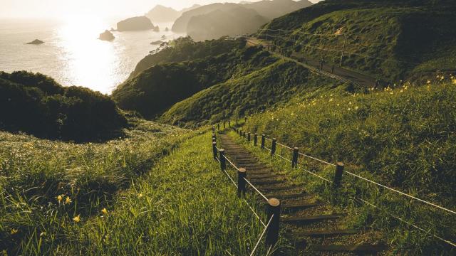 走在山间的小路上