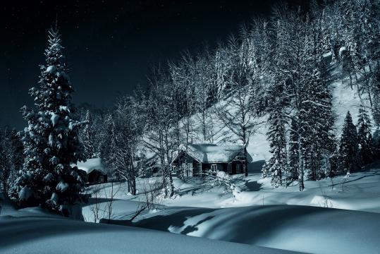 山上的雪景