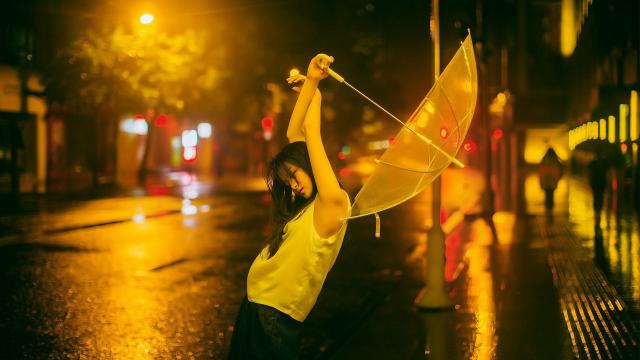 雨中伤感撑伞女孩