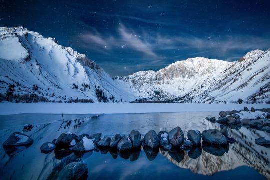 冬季的山谷迷人夜景