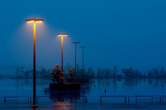 孤寂凄清的雨中夜景