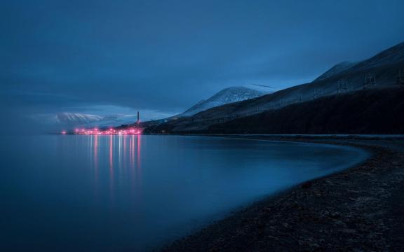 夜晚的静谧海岸景色