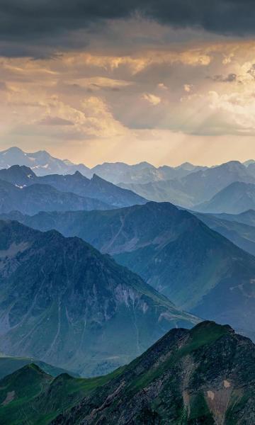 连绵起伏的群山风景