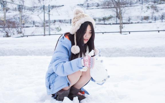 雪地清纯美女甜美写真