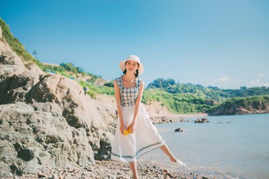 夏日阳光下的可爱少女