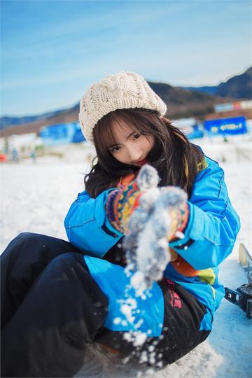 清纯美女玩雪写真