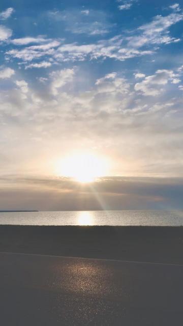 海面上日出的迷人自然风