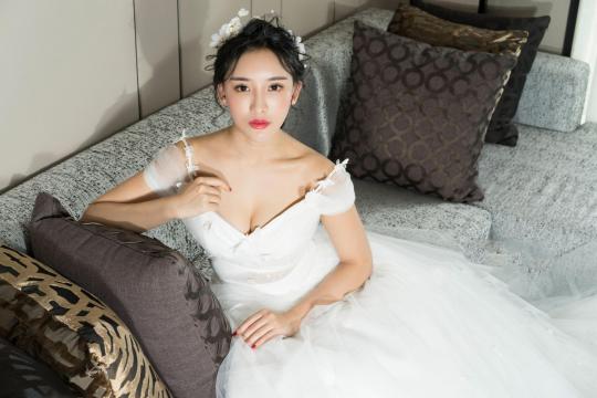 清纯美女绝美婚纱写真