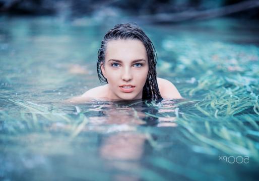 漂亮美女泳池迷人写真