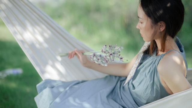 草地上看书的美女