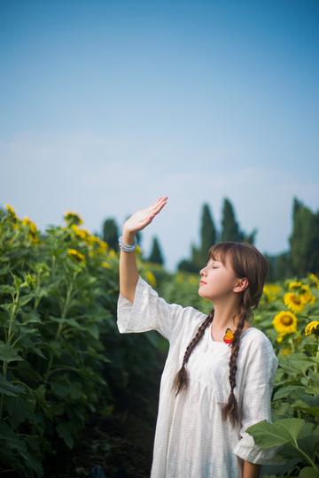 ​阳光下的向日葵妹子