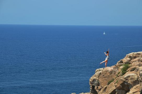 唯美海边跳舞背影女神写真