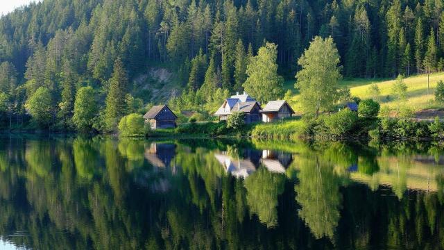 清新的湖边小屋风光