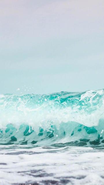 海面上卷起浪花