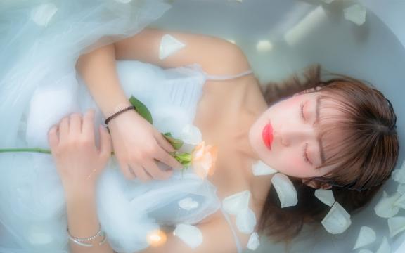 性感美人浴缸湿身诱惑写真