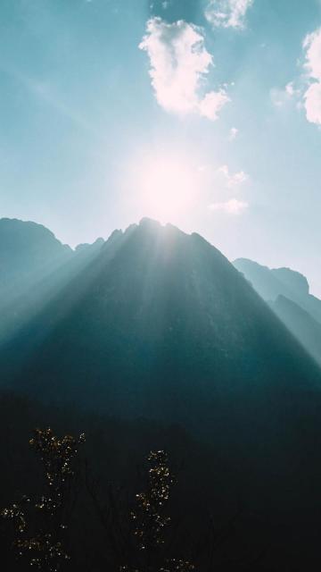 峻峭的山峰景色