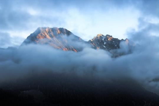 烟雾缭绕的高山