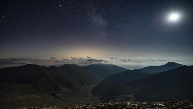 山脉上的浪漫夜空