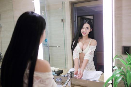 美女嘉嘉Tiffany浴室性感内衣写真