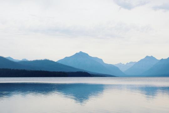 清澈的湖水