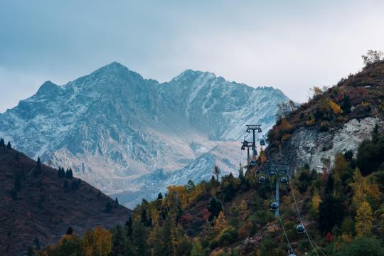 高山上的缆车摄影