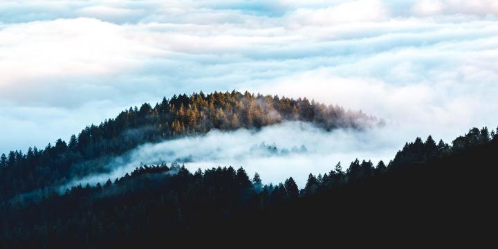 漂亮的云海山峰景色