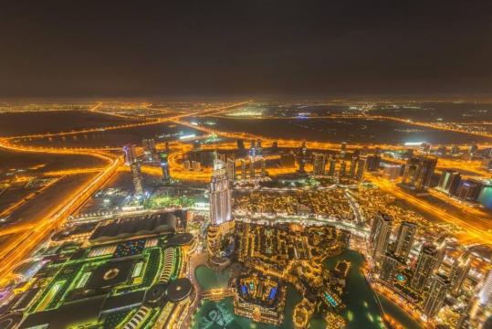 欣赏迪拜的唯美城市夜景